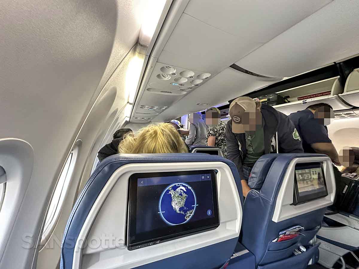 Delta 737-900 first class passengers unbuckling seatbelts at the end of the flight