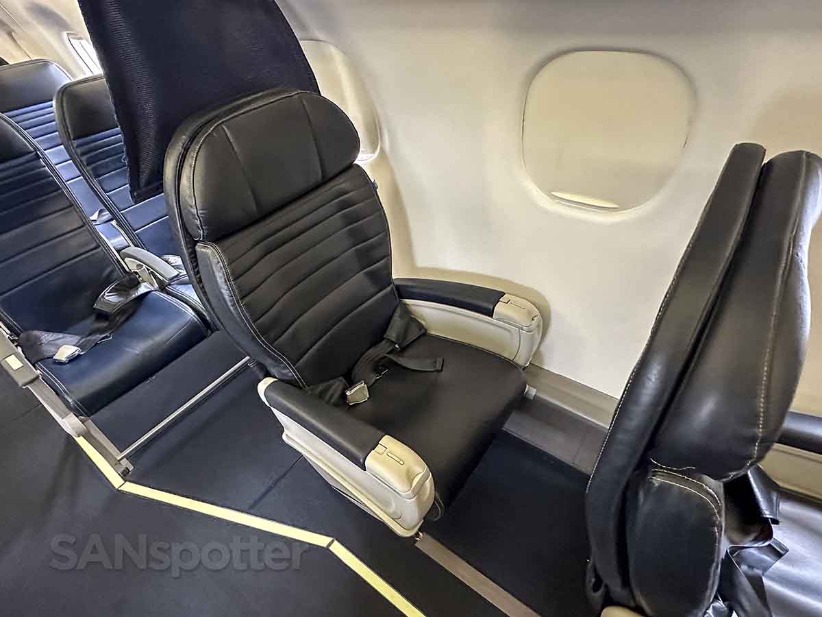 United Embraer 175 First Class Seat 4A