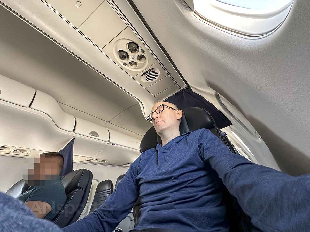 SANspotter sleeping in United Embraer 175 First Class