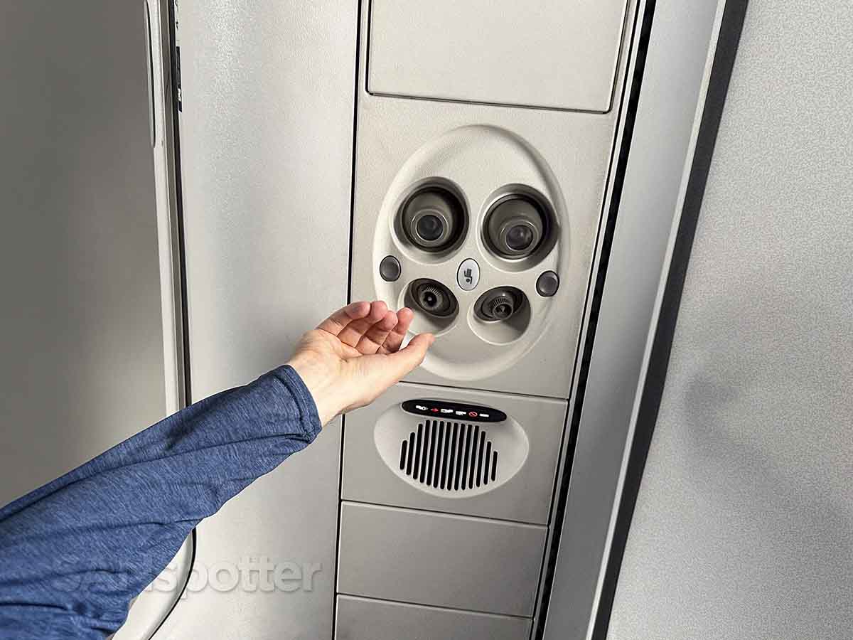 United Embraer 175 First Class overhead air vents