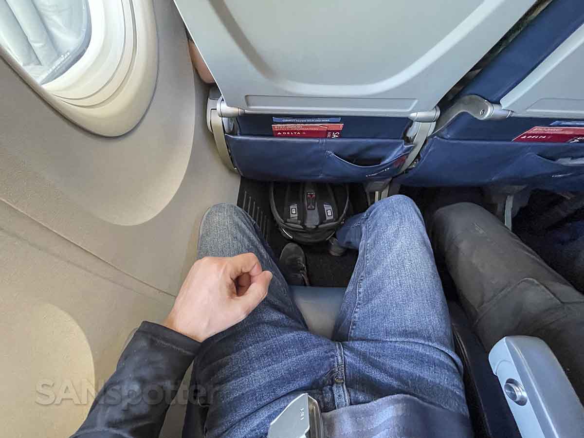 Delta 757-200 Comfort Plus leg room