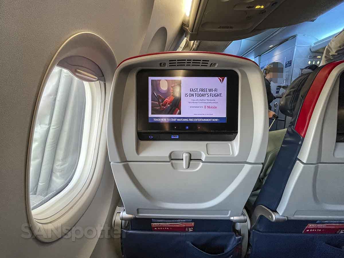 Delta 757-200 Comfort Plus video screens