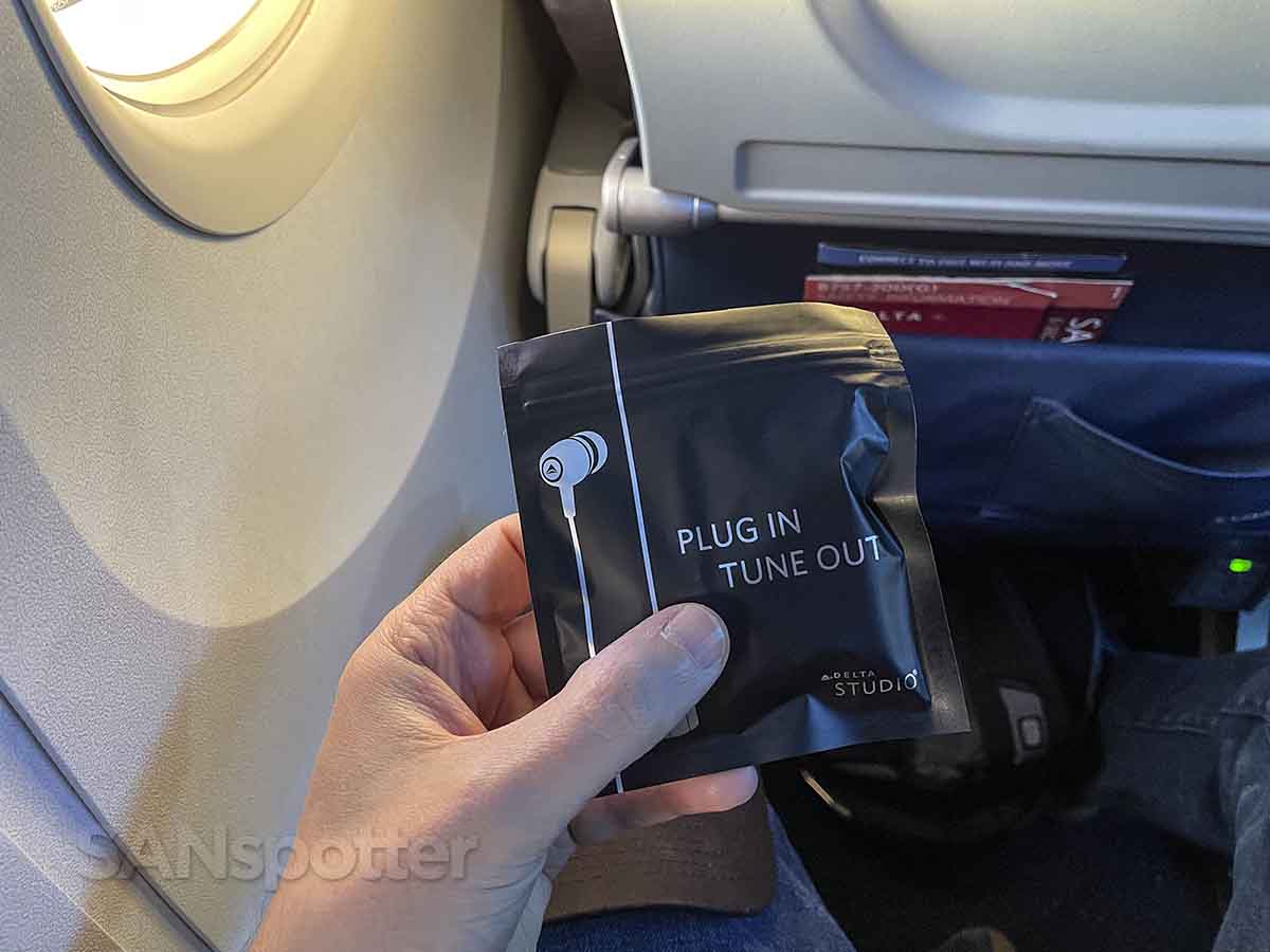 Delta 757-200 Comfort Plus free wired headphones