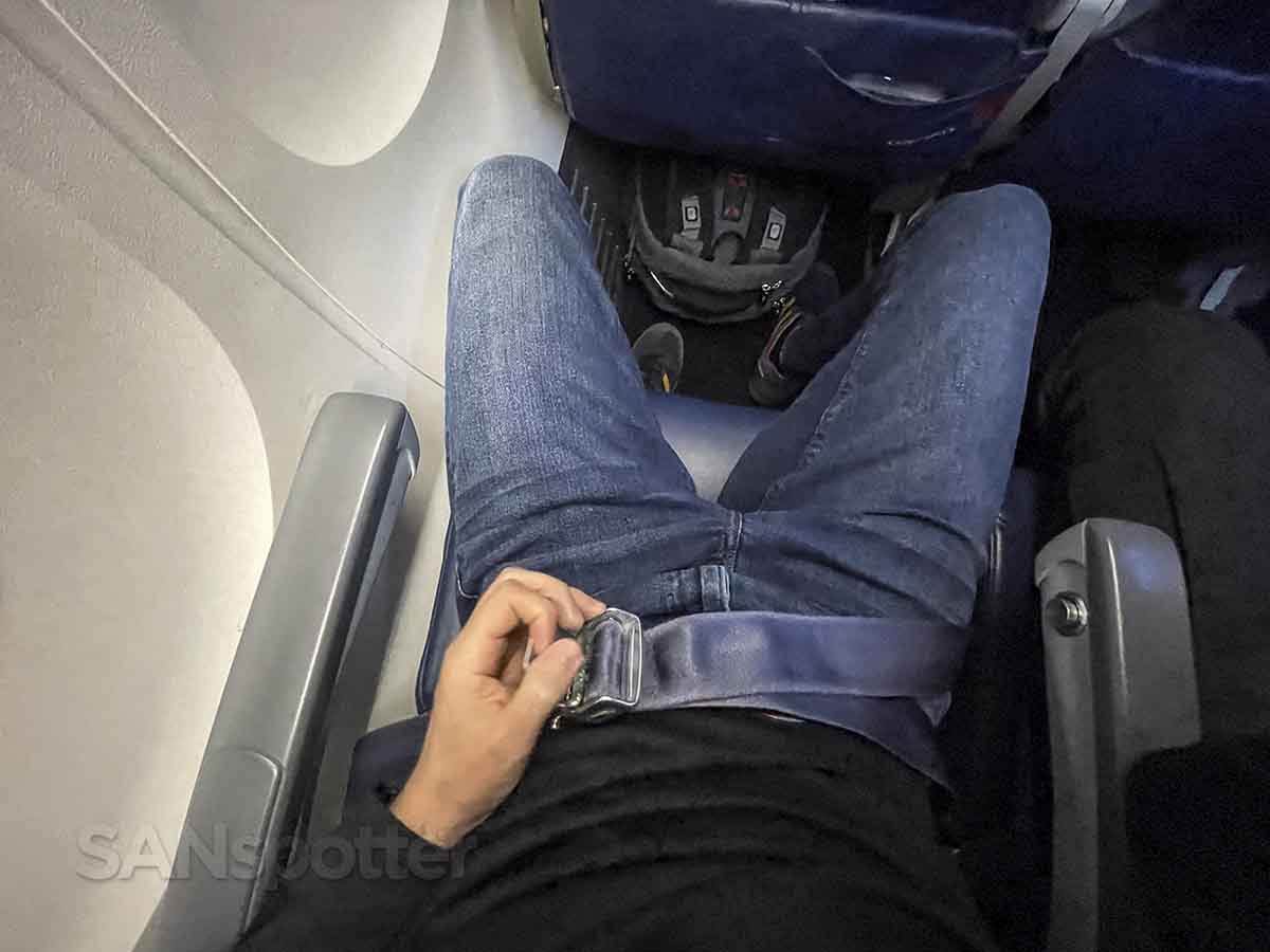 Unbuckling seatbelt inDelta 757-200 Comfort Plus