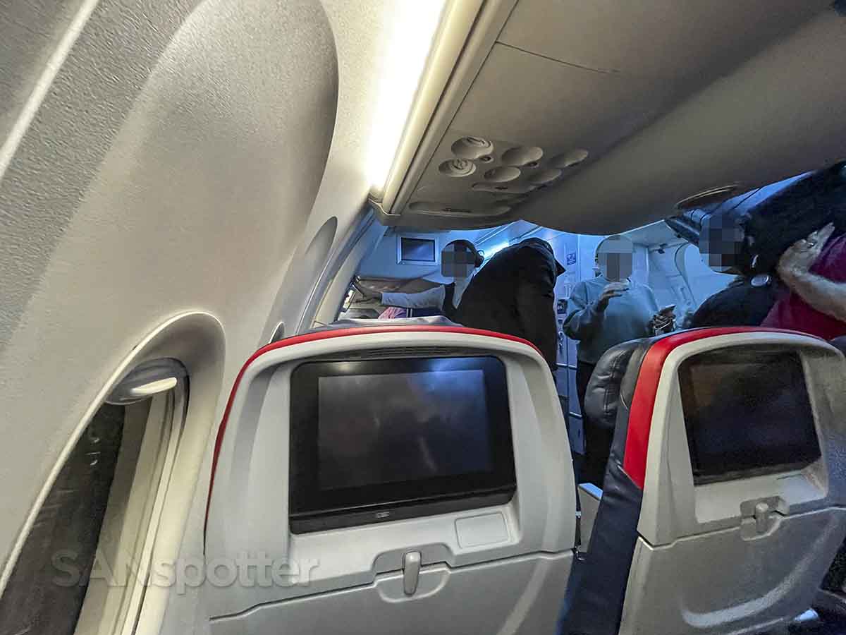 Delta 757-200 Comfort Plus seatbelt sign turn off upon arrival