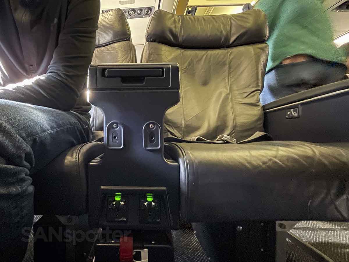 United 737-800 first class electrical outlets and USB ports