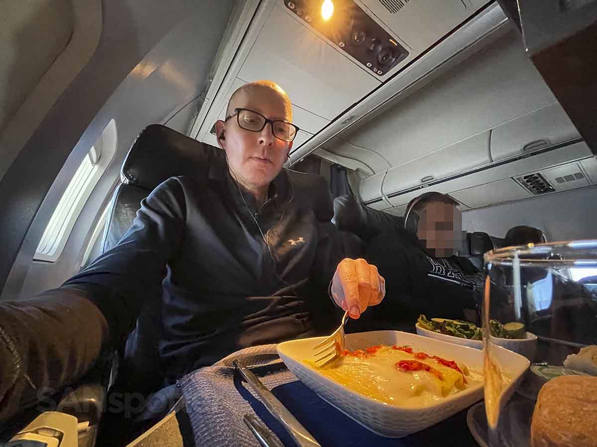 SANspotter eating pasta in United 737-800 first class