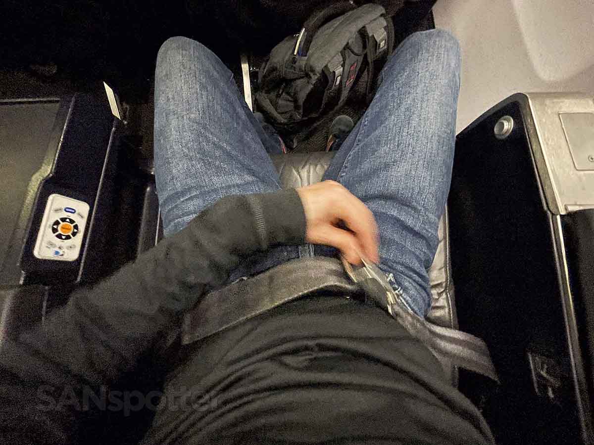 Unbuckling seatbelt in United 737-800 first class