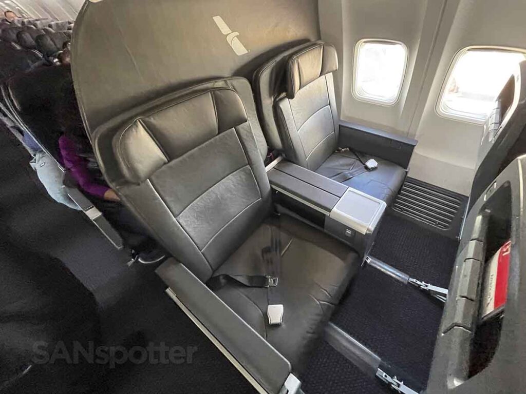 American Airlines 737-800 first class: A feeble attempt at excellence ...