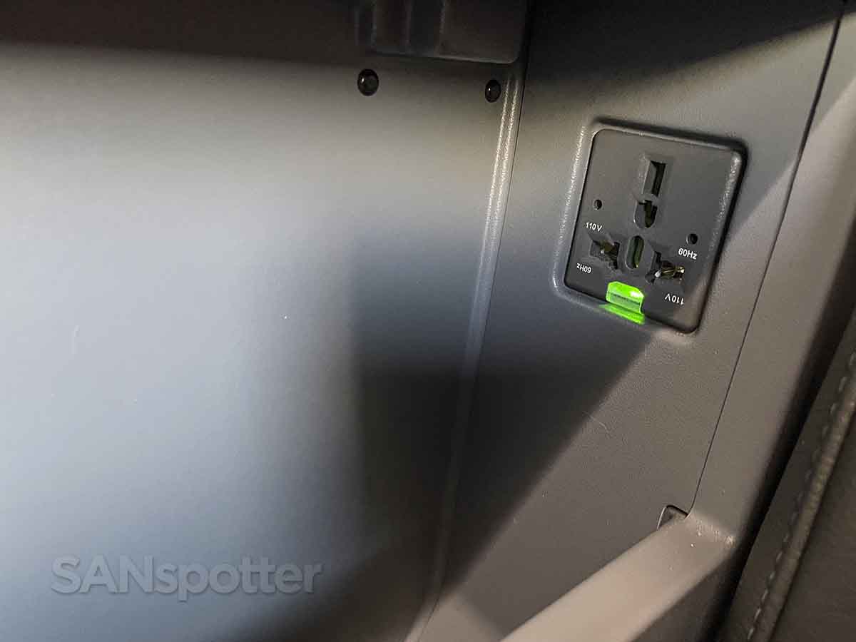 American Airlines 737-800 first class power outlets