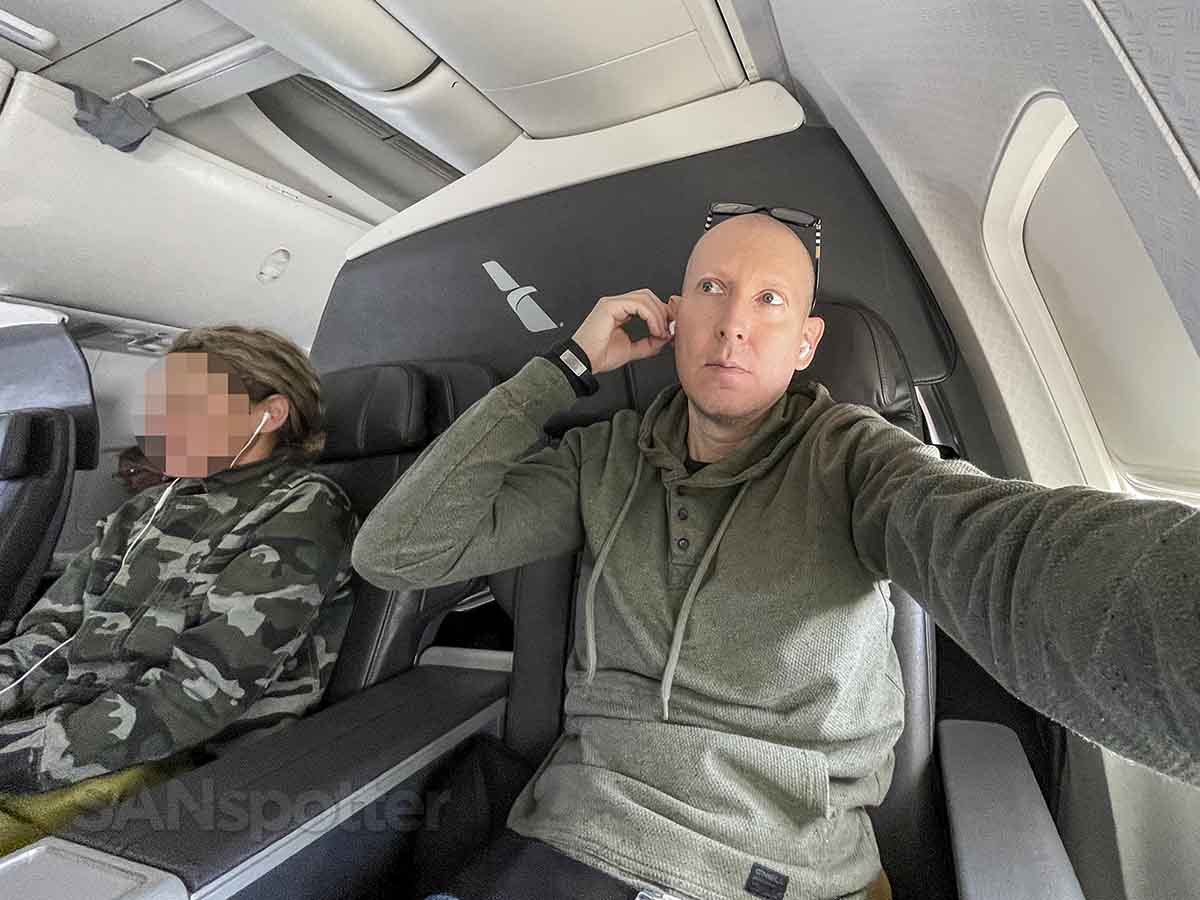 SANspotter listening to earbuds in American Airlines 737-800 first class