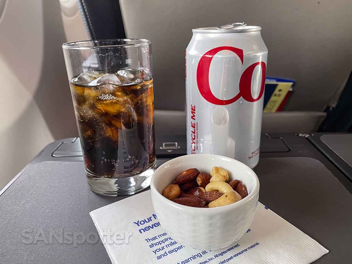 United 737 MAX 9 first class drinks and warm nuts