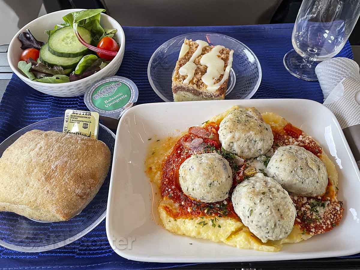 United 737 MAX 9 first class lunch meal tray