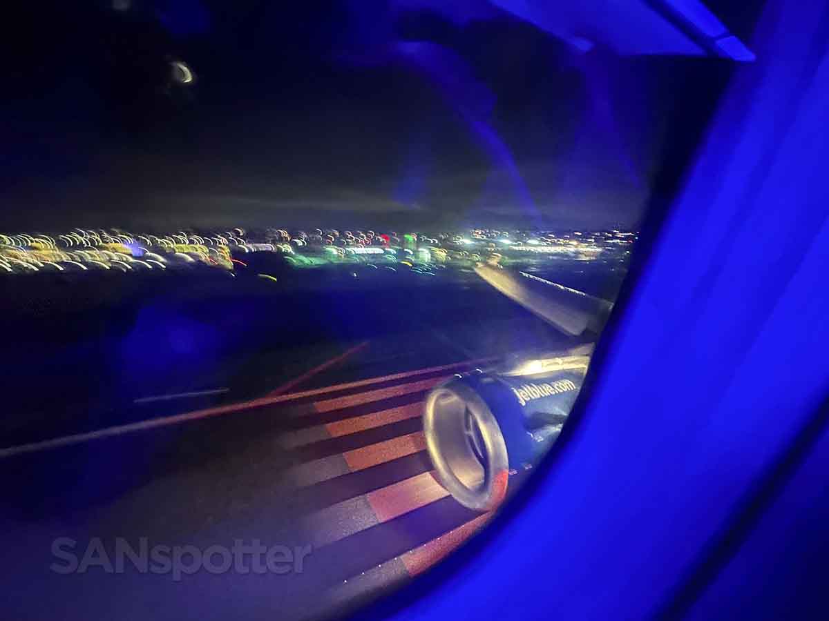 JetBlue A320 landing on runway 27 at SAN at night