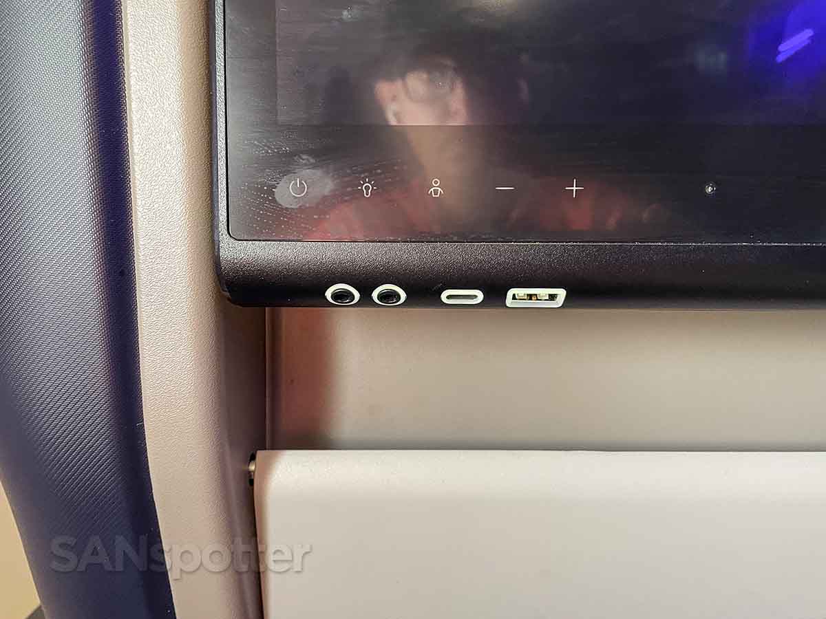 United A321neo first class USB A and C power outlets and dual audio ports