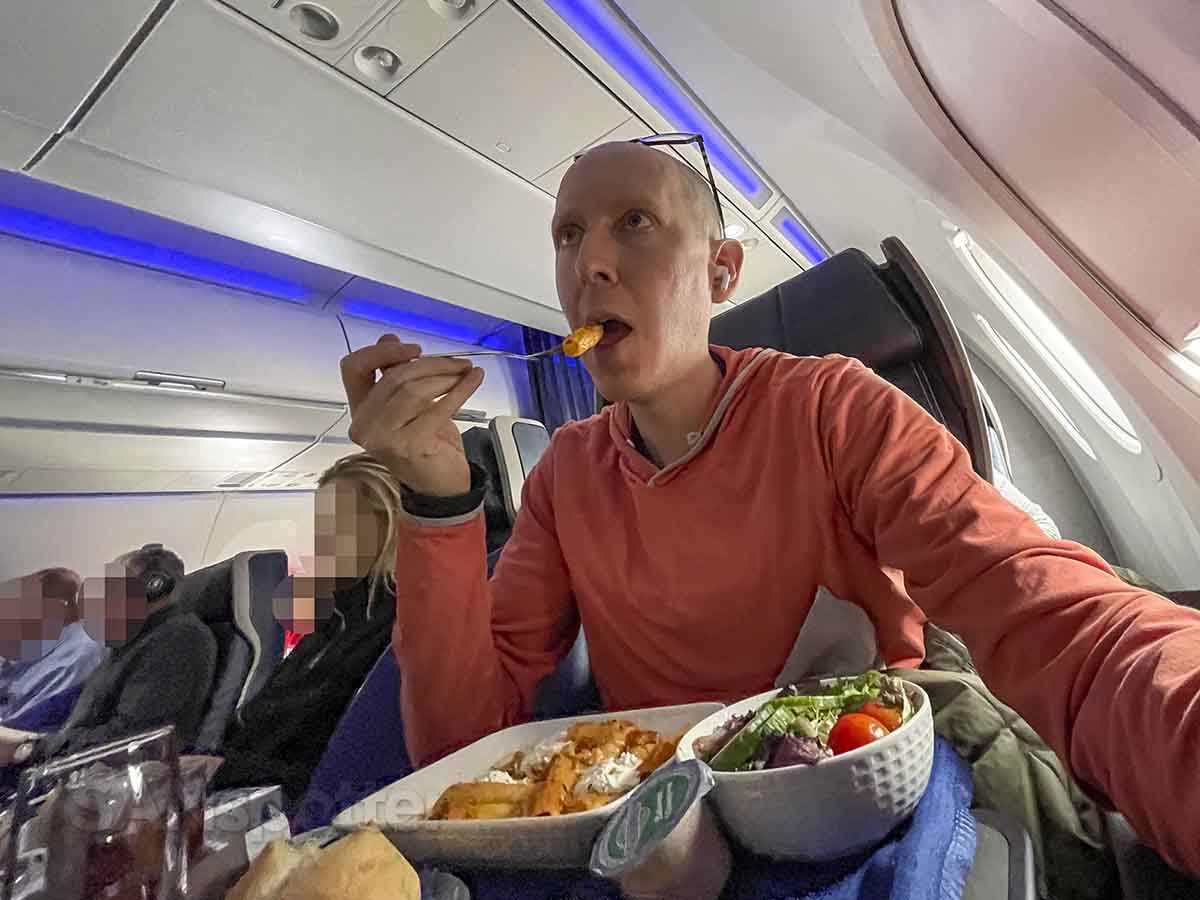 SANspotter eating lunch in United A321neo first class