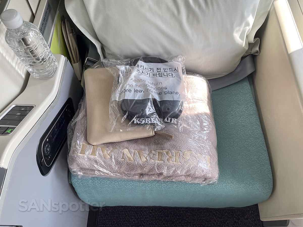 Korean Air 747-8 business class amenities