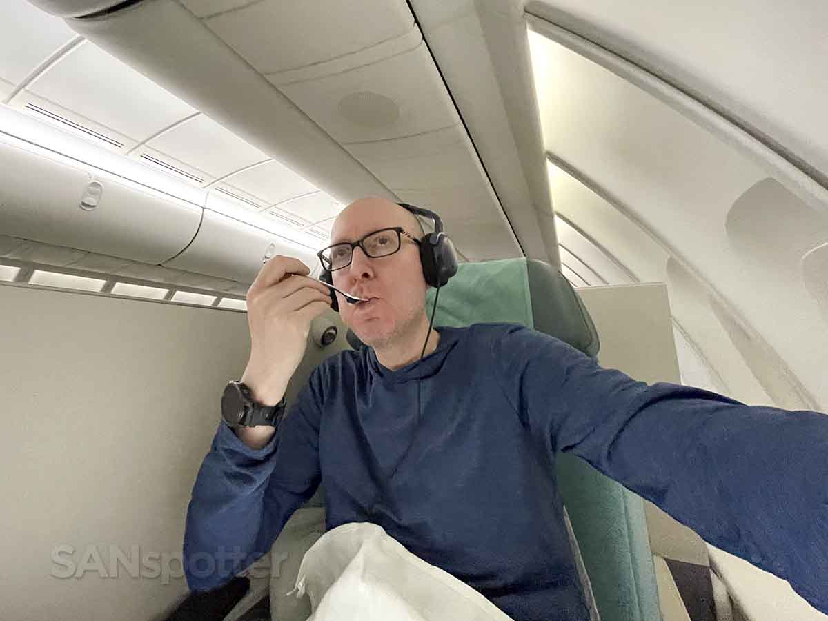 SANspotter eating pre-landing meal in Korean Air 747-8 business class