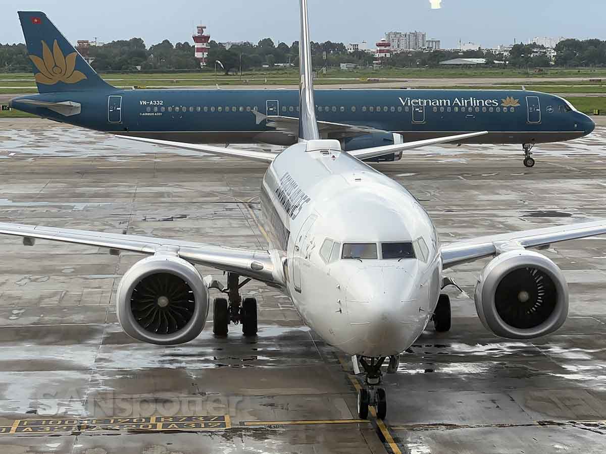 Singapore Airlines 737 MAX 8 at SGN