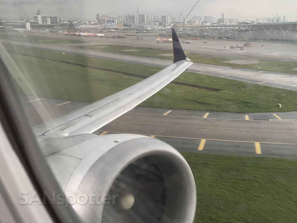 Singapore Airlines 737 MAX 8 departing runway 25L at SGN