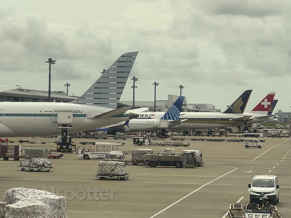 United 737-800 at NRT