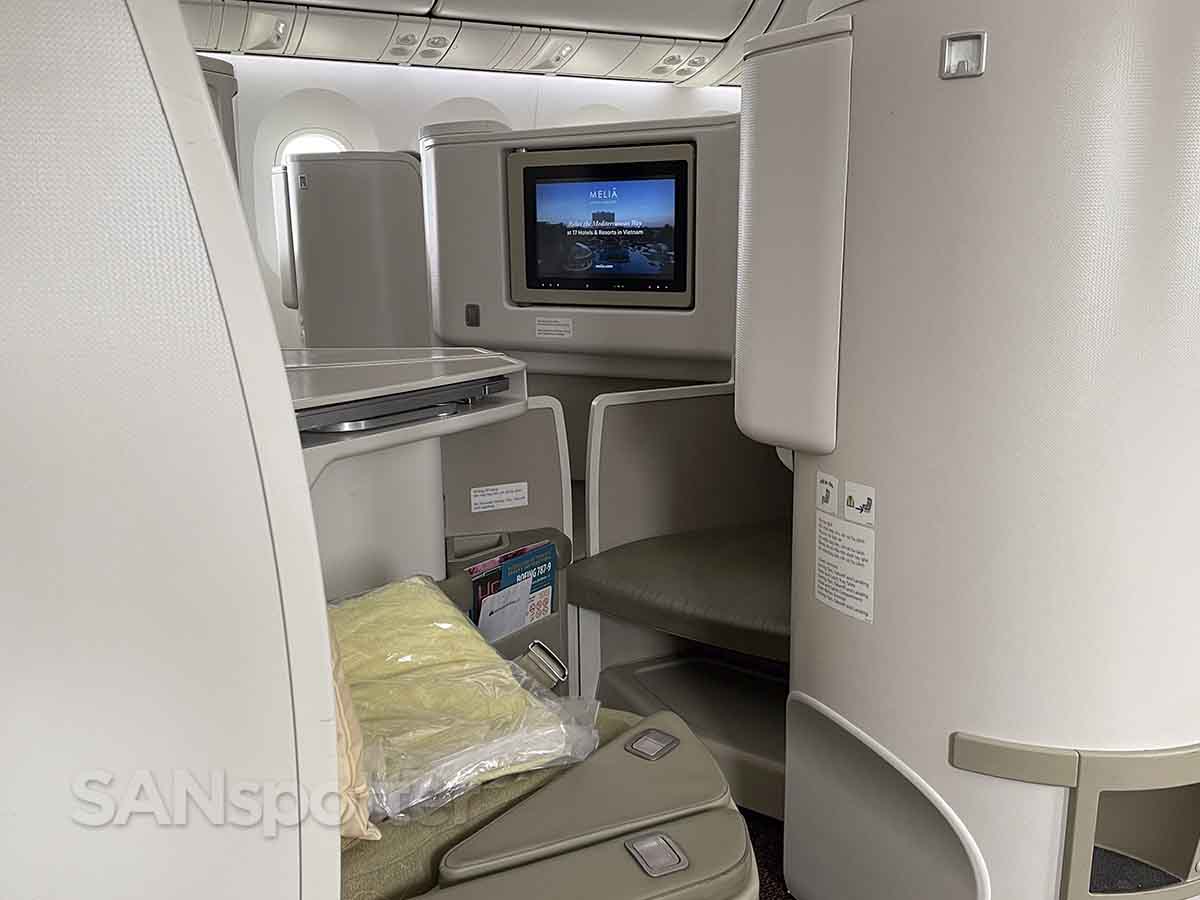 Vietnam Airlines 787-9 business class seat privacy