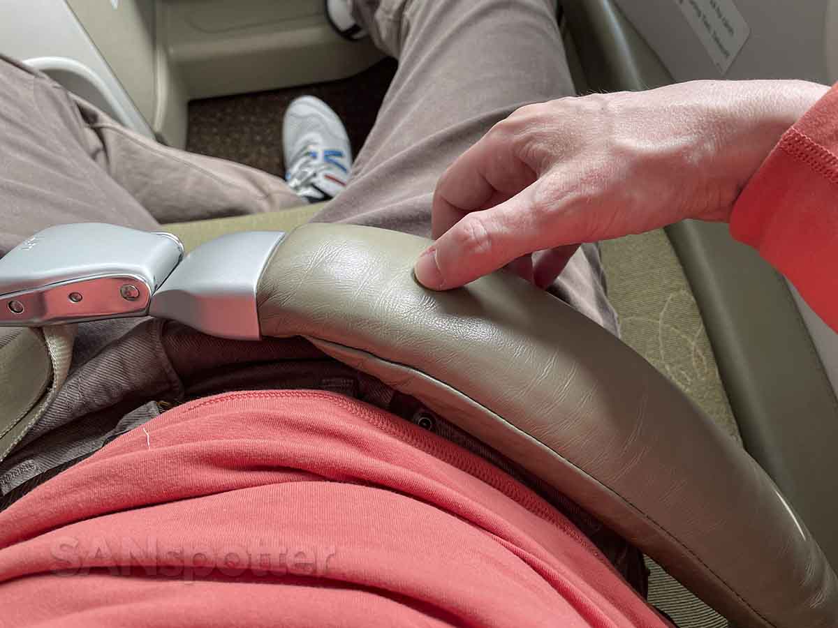 Vietnam Airlines 787-9 business class airbag seatbelt
