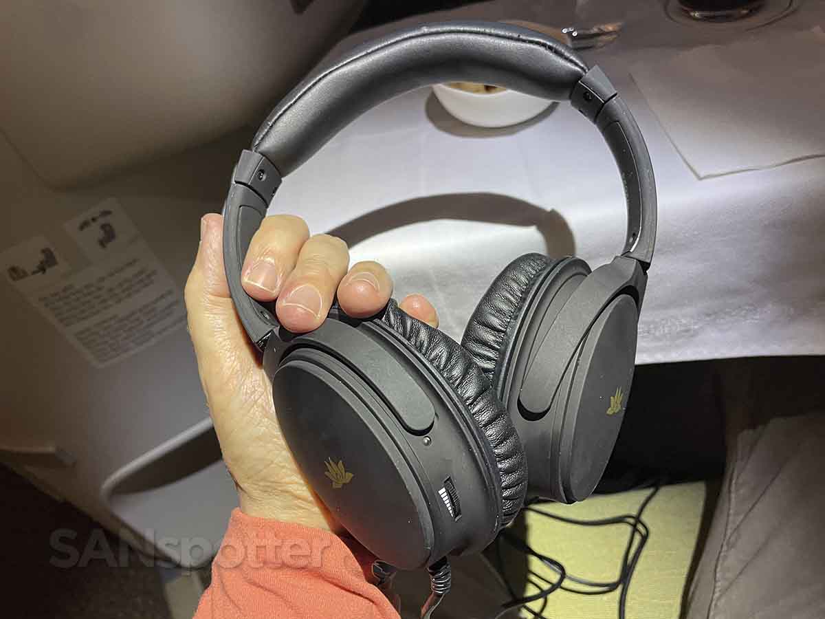 Vietnam Airlines 787-9 business class noise canceling headphones