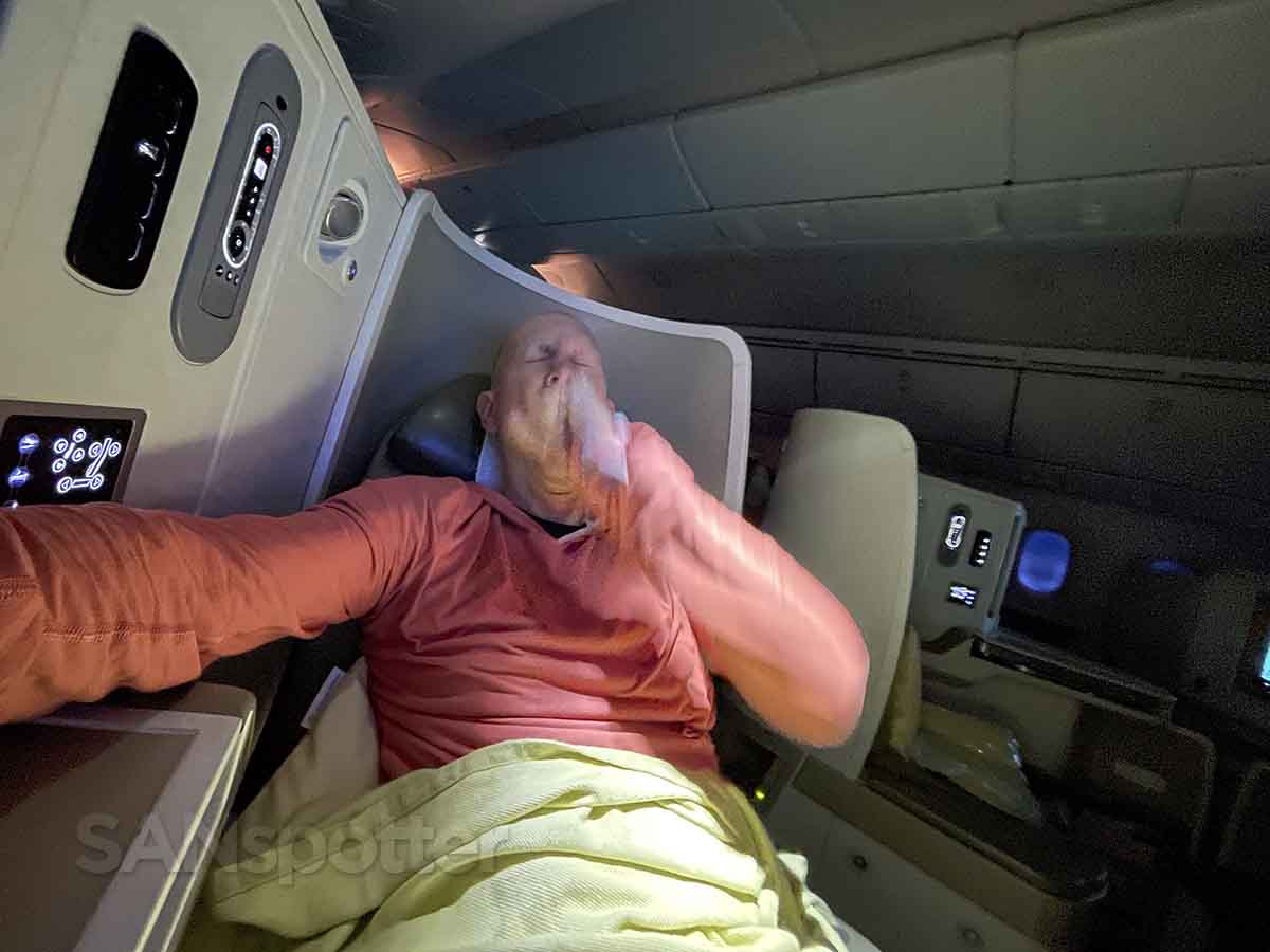 SANspotter testing out the lie flat Vietnam Airlines 787-9 business class seat