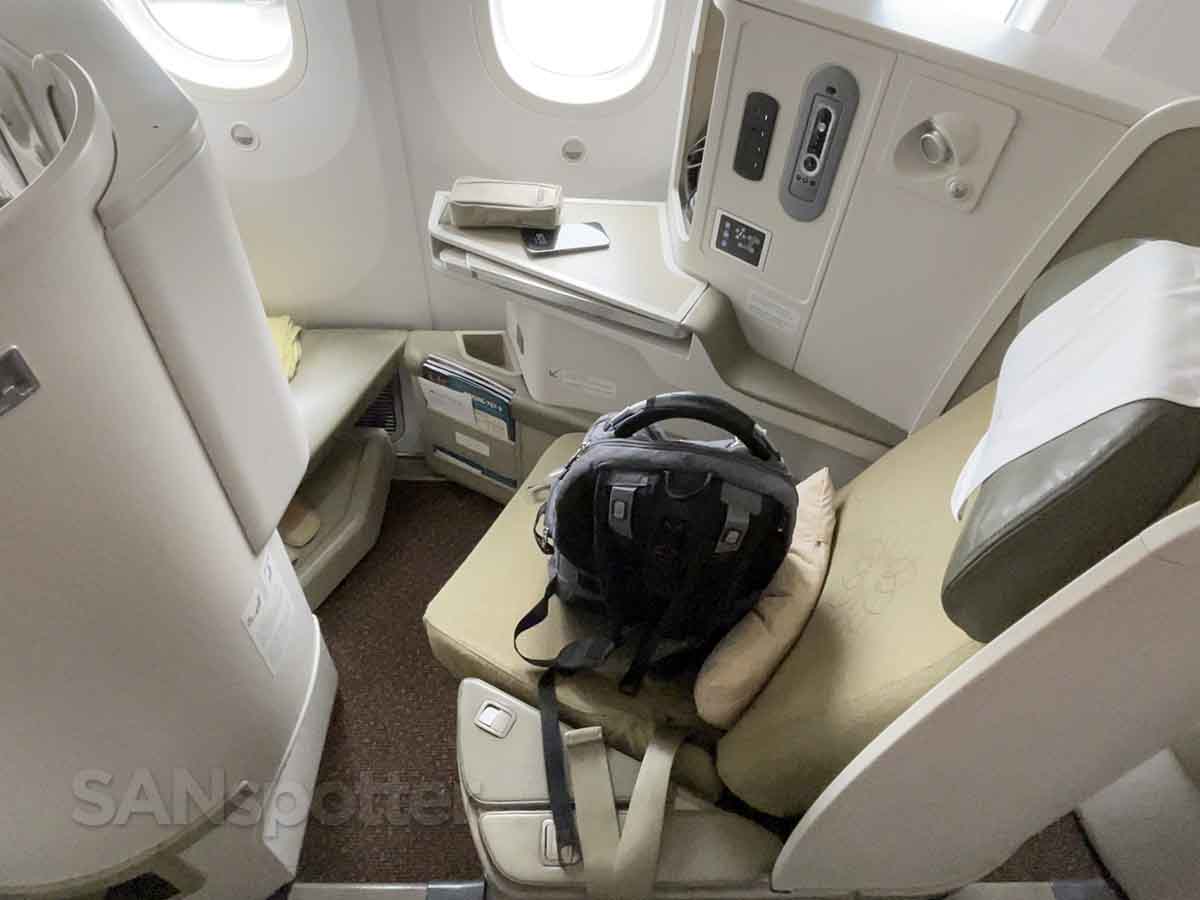 Vietnam Airlines 787-9 Business class seats and carry-on bag