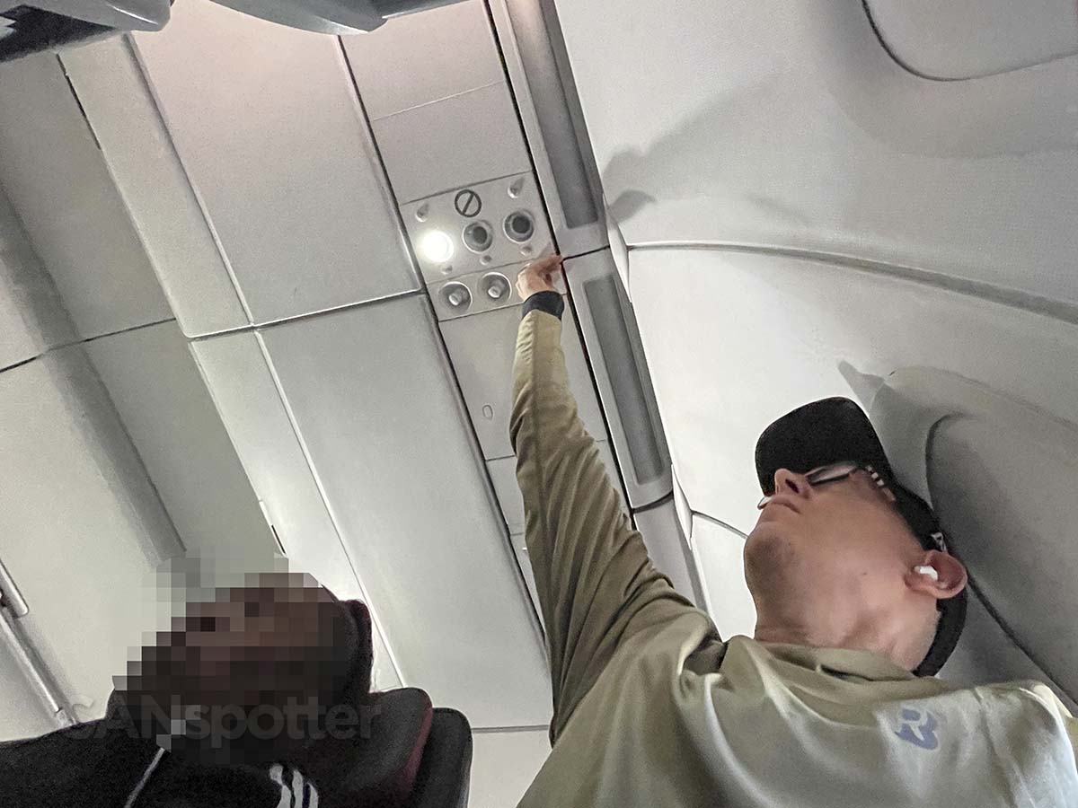 American Airlines A321 main cabin extra overhead air vents
