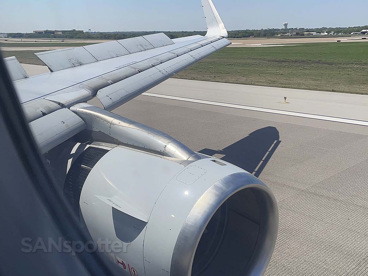 American Airlines A321 touching down on runway 36L DFW