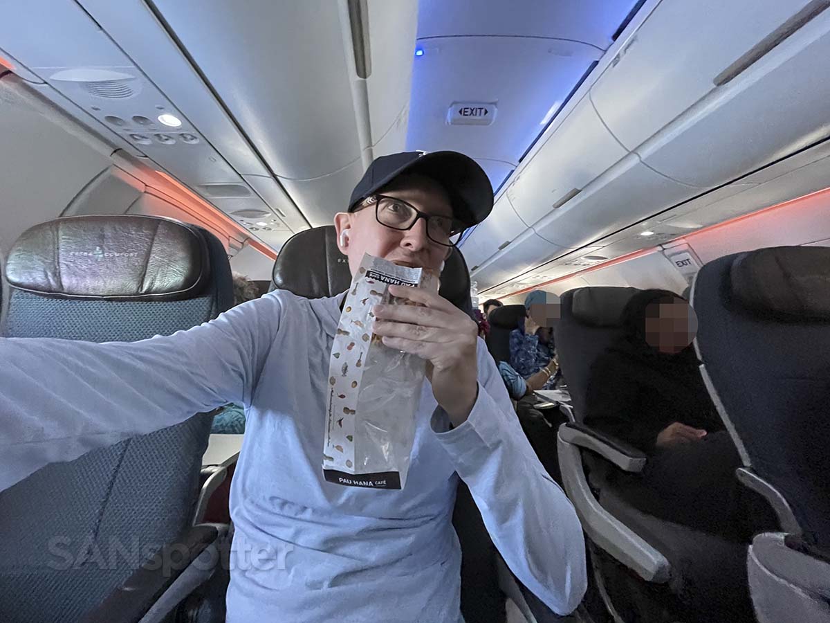 SANspotter eating the free meal in Hawaiian Airlines A321neo Extra Comfort
