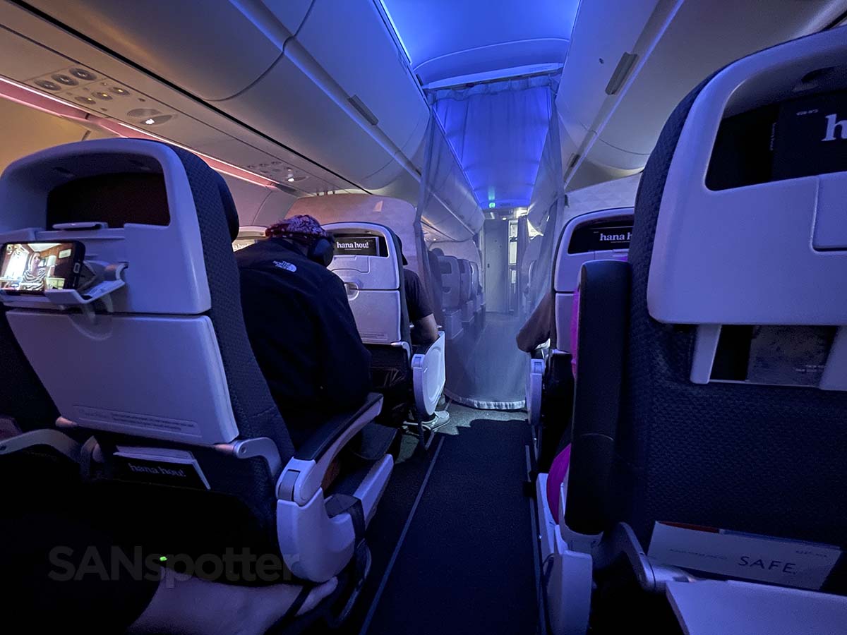 Hawaiian Airlines A321neo Extra Comfort first class transparent curtain