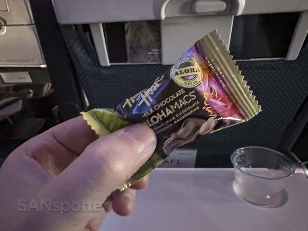 Hawaiian Airlines A321neo Extra Comfort pre-landing snack