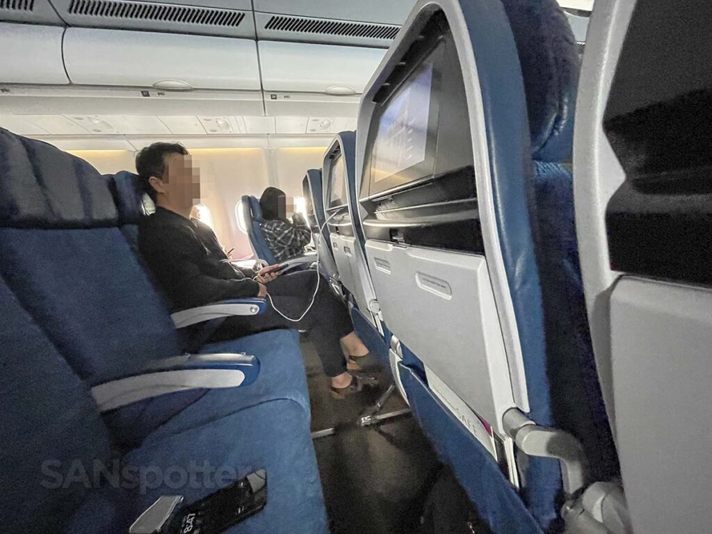 Enjoying an empty middle seat in Hawaiian Airlines A330-200 economy