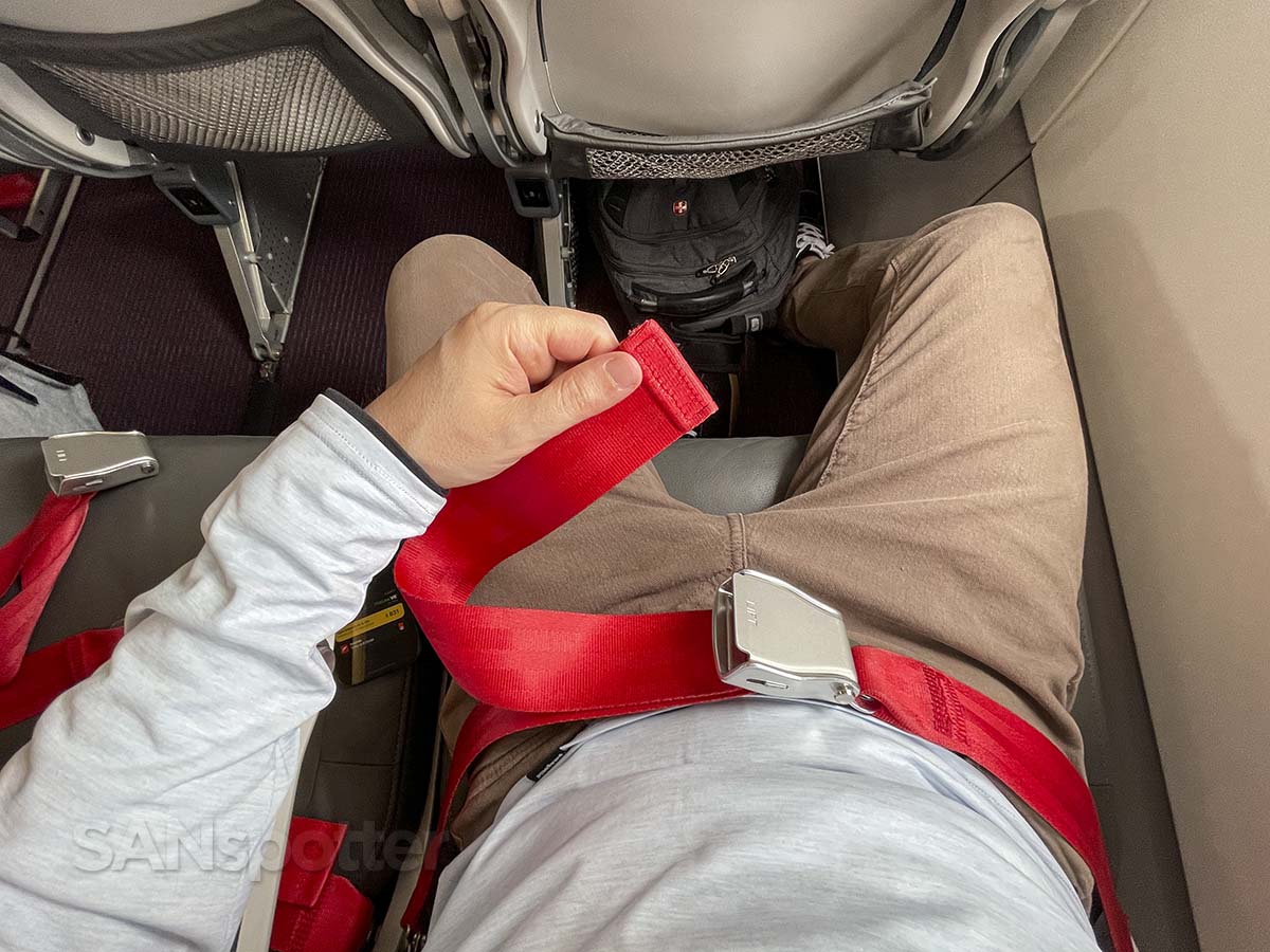 Austrian Airlines A320neo business class seatbelt
