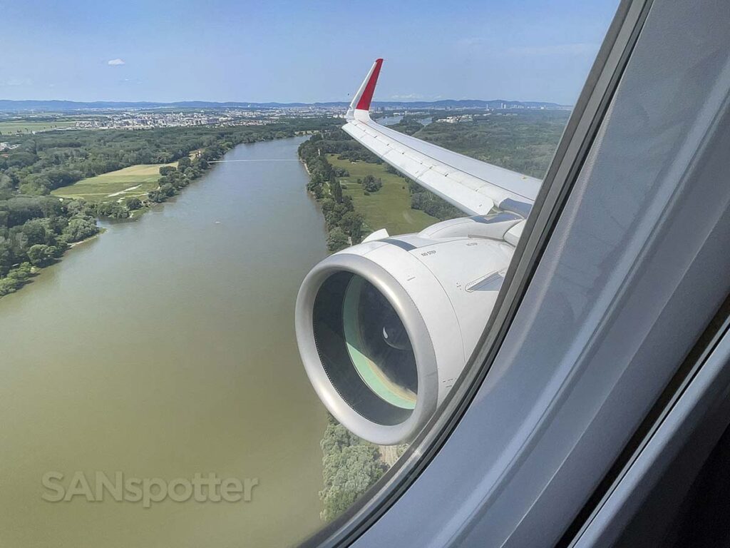 Austrian Airlines A320neo on approach an into VIE