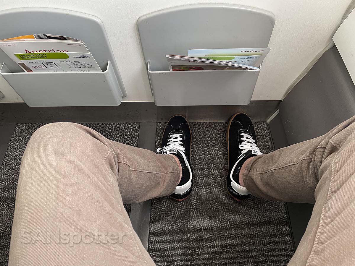 Spreading out in the bulkhead row Air Baltic A220-300 business class