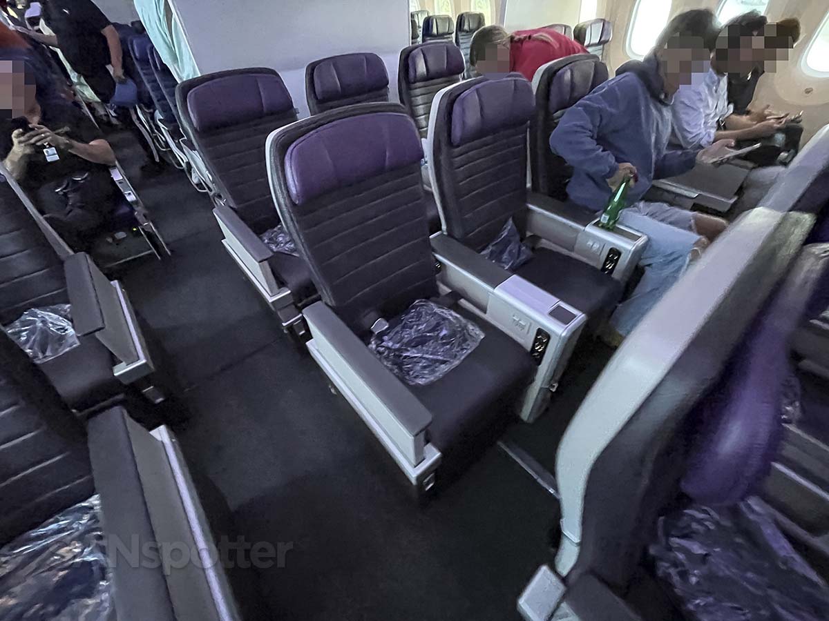 United Airlines 787-9 premium plus middle seats