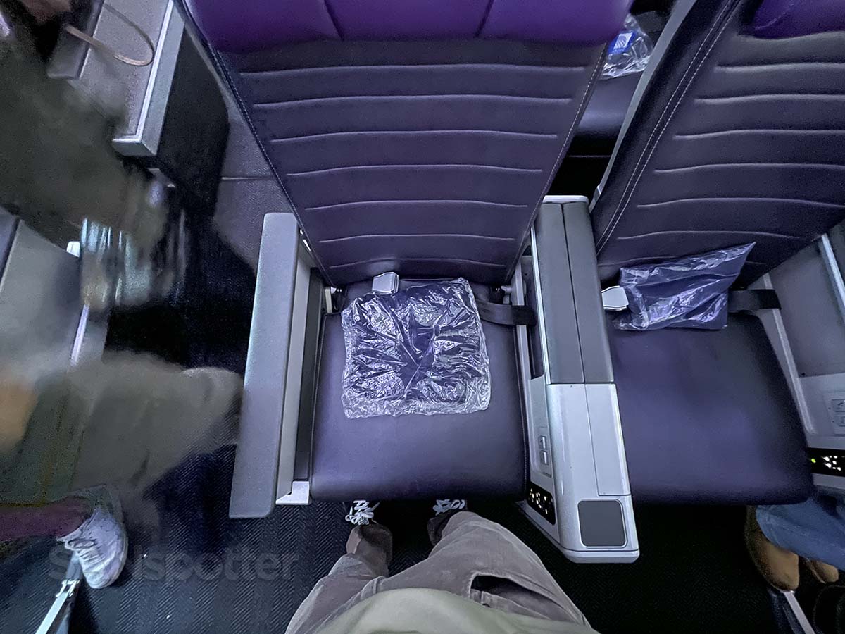 United Airlines 787-9 premium plus blanket for domestic routes