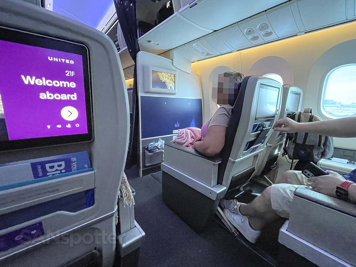 United Airlines 787-9 premium plus bulkhead row