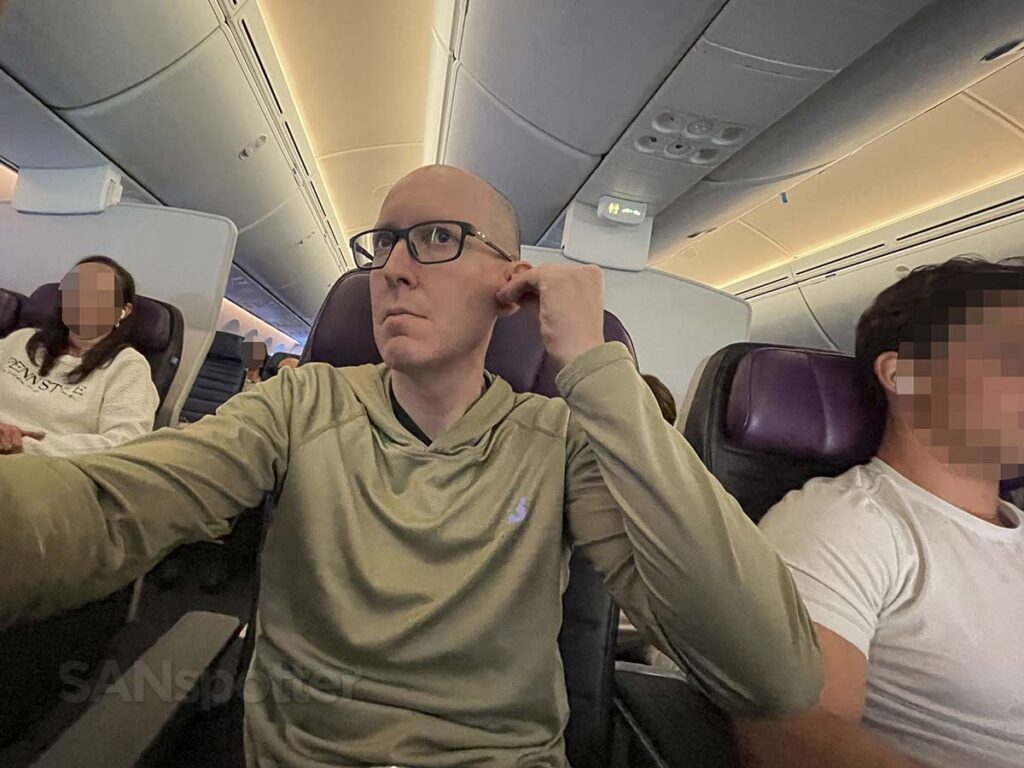 Scott (SANspotter) connecting his airpods to the in-flight entertainment system in United Airlines 787-9 premium plus