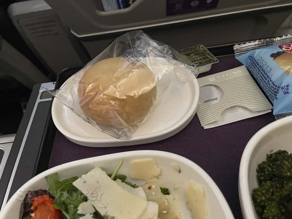 United Airlines 787-9 premium plus bread roll