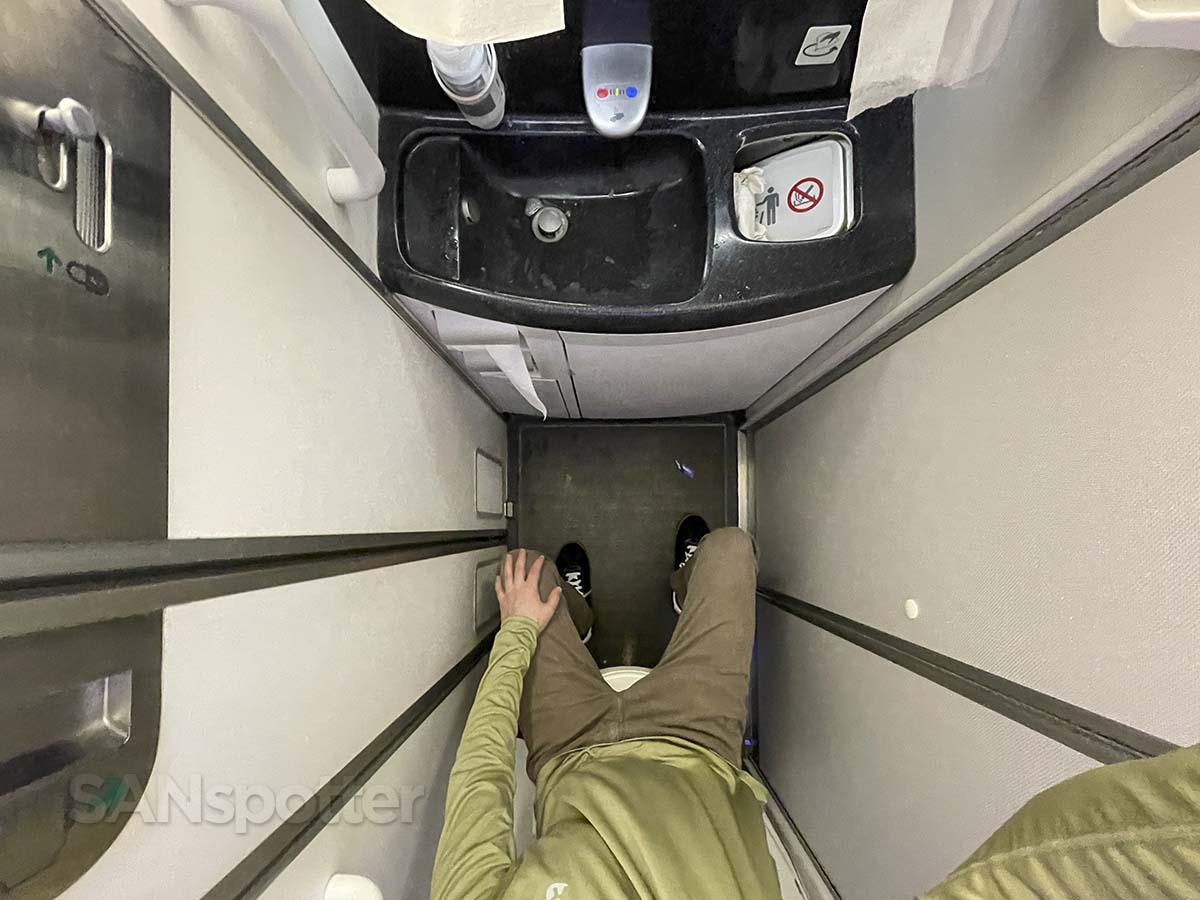 United Airlines 787-9 premium plus lavatory