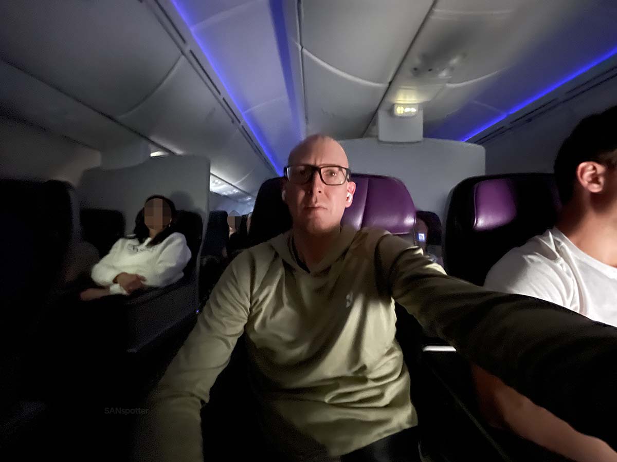 Scott (SANspotter) trying to relax in United Airlines 787-9 premium plus