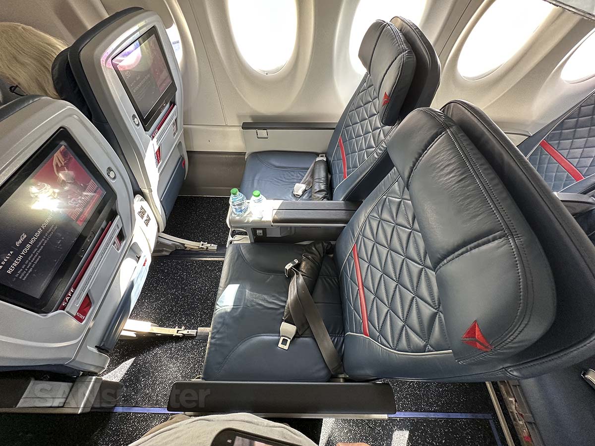 Delta A220-100 first class review: just because it's small doesn't