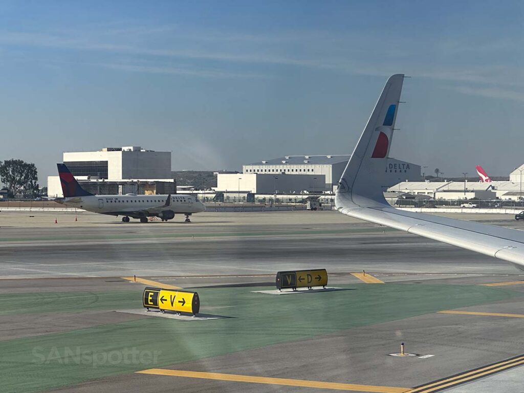 American Airlines A321 wing and winglet while taxiing at LAX