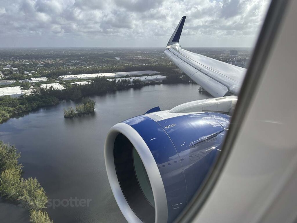 Delta A321neo approaching FLL from the west