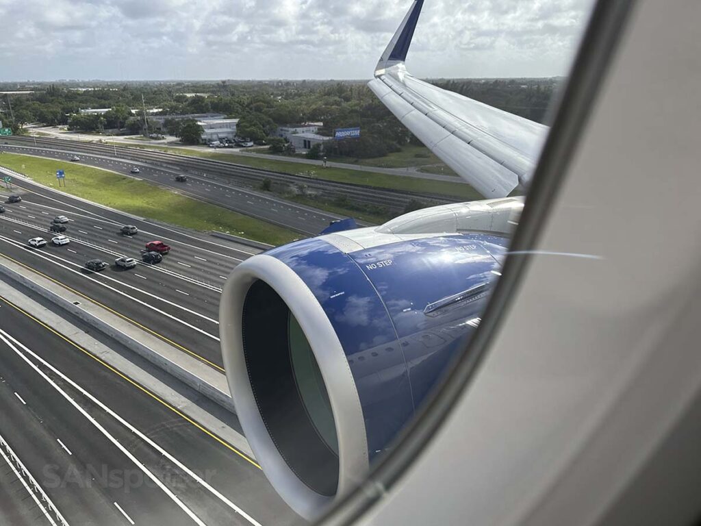 Delta A321neo short final for FLL landing to the east